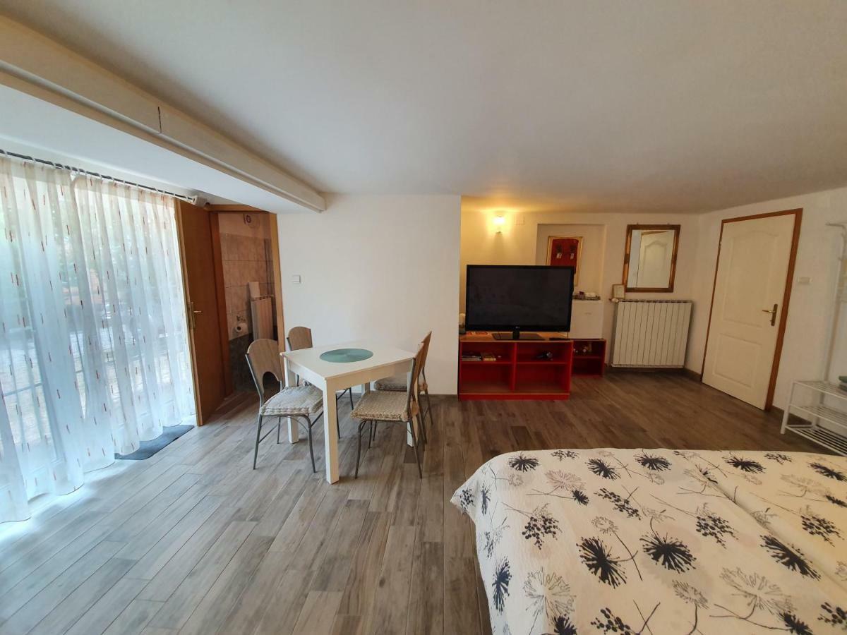 פוסטוינה Rooms Jurca מראה חיצוני תמונה
